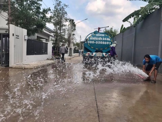 รถน้ำประปาฉีดล้างถนน